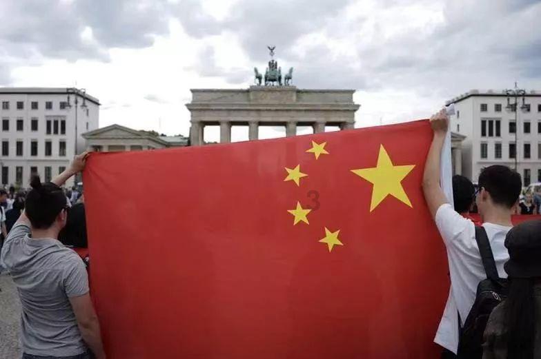 舞台剧《国家的孩子》亮相国家大剧院,民族团结佳话感动青少年