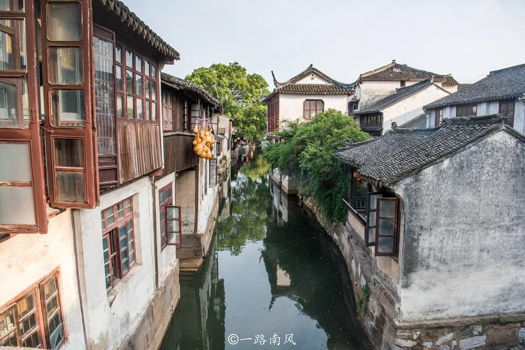 吴千语随老公国外度假被拍,素颜被指一脸男星