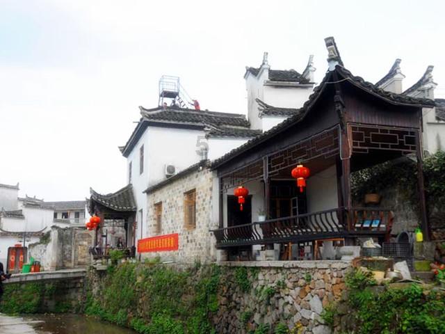 粉色露脐T恤搭穿不腻的牛仔裤，美的出众又有个性，你觉得好看吗？游戏画面
